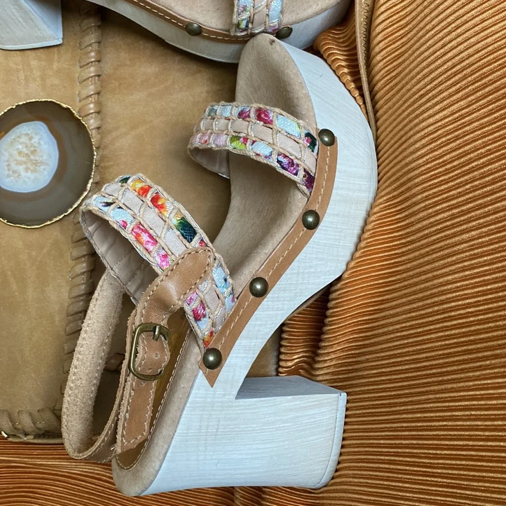 Vintage wooden heels Sbicca shoes! Glam and chic meet! - Picture 2 of 14